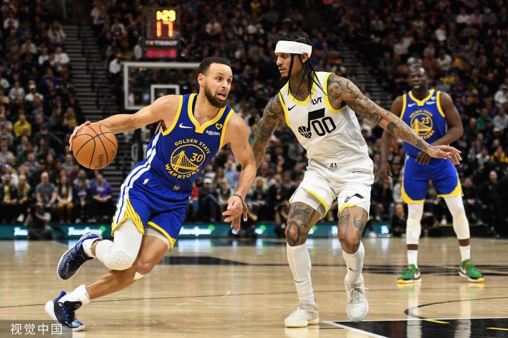 随着足球转 随着足球转